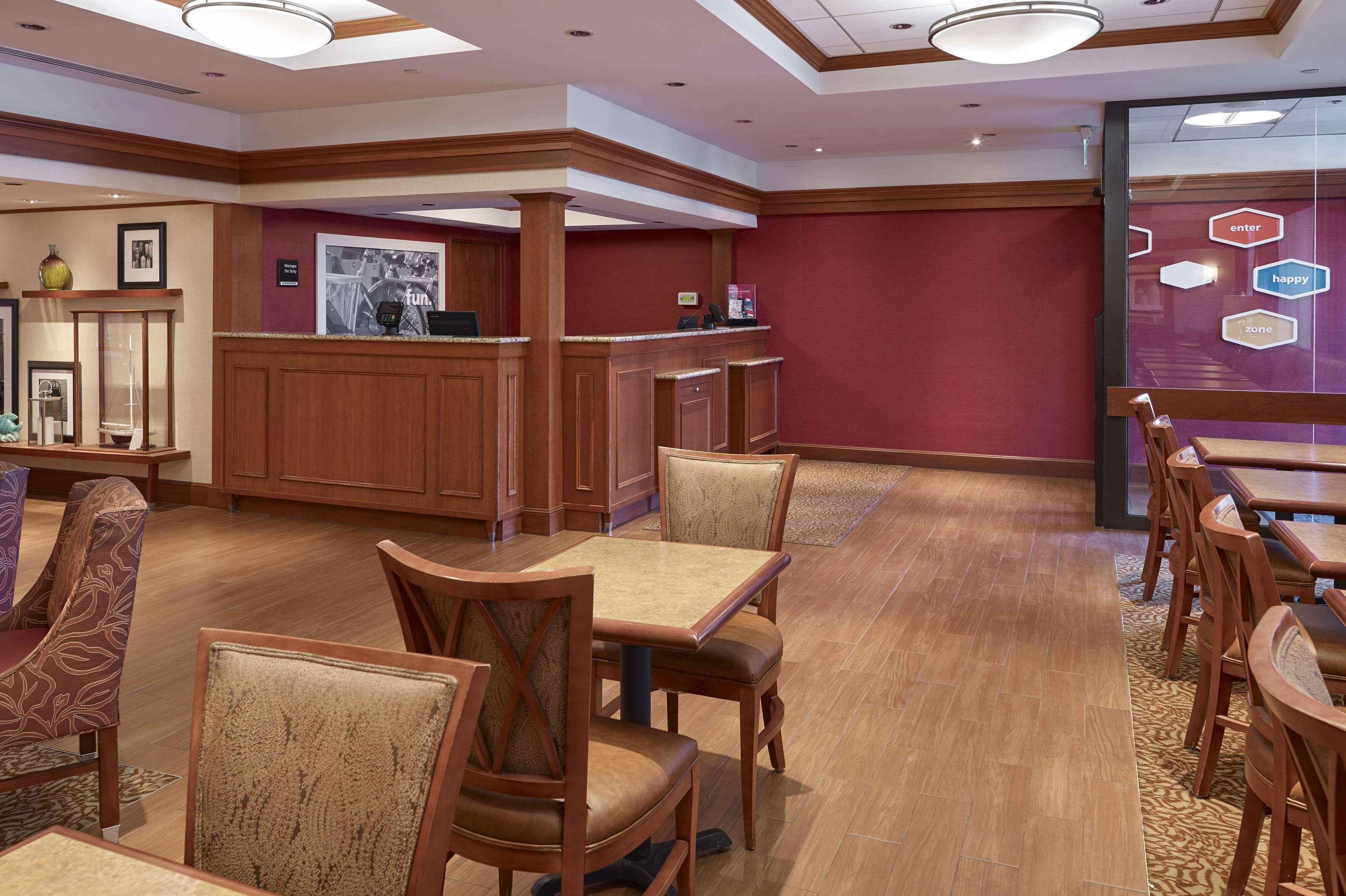 Hampton Inn Portland-Airport Южен Портланд Екстериор снимка